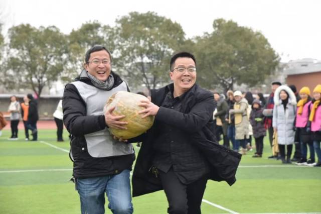 客场征战西部球队争分夺秒，精彩瞬间不容错过
