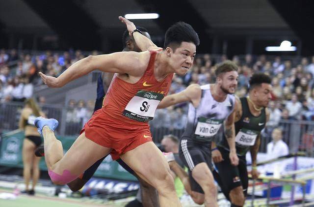 关于田径项目选手飞奔起跑，气势如虹的信息