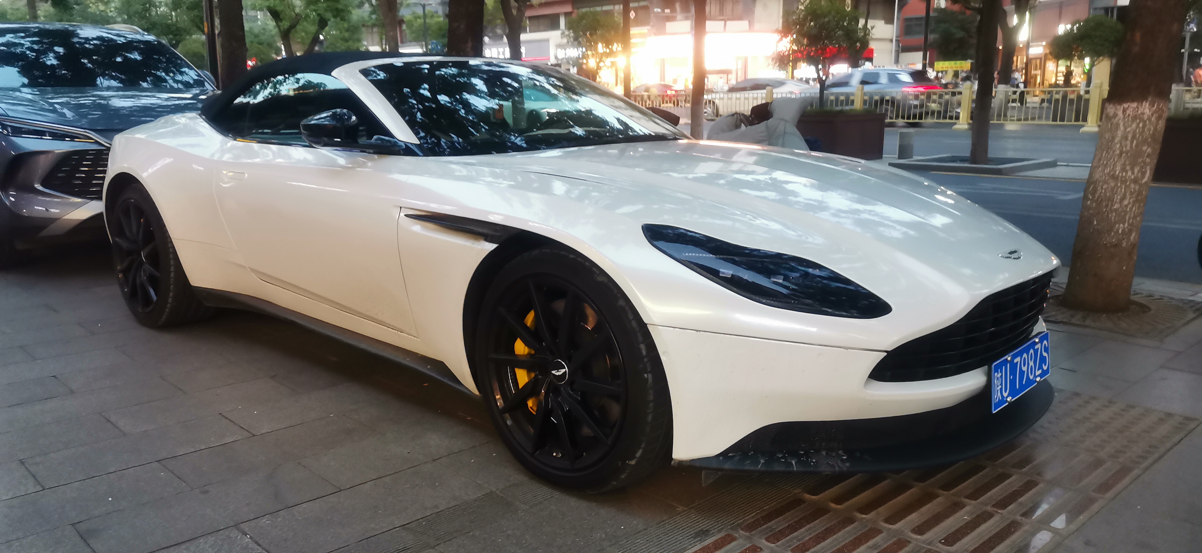 阿斯顿马丁轻取梅赛德斯，诺里斯扛起全队