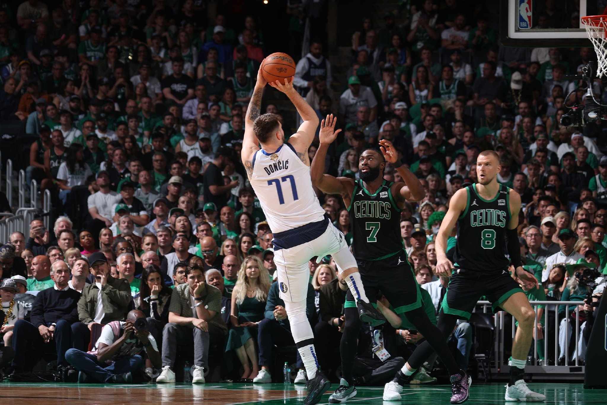 新疆队鏖战猛龙,东契奇高光表现 新疆队鏖战猛龙,东契奇高光表现