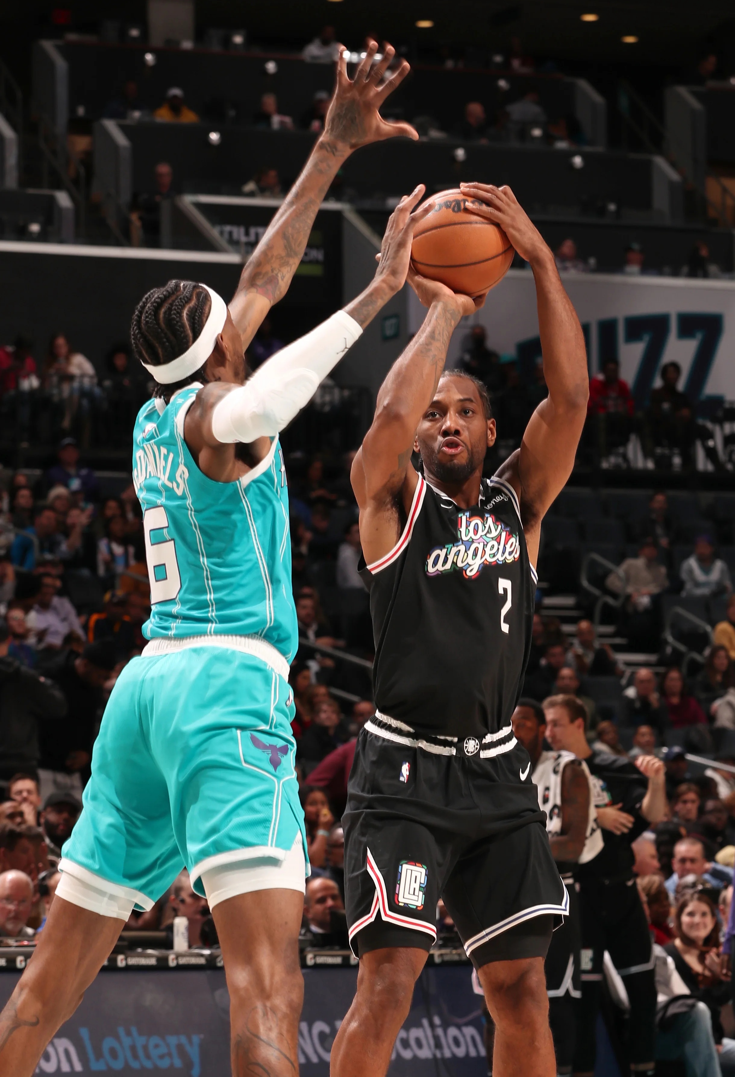 开云官网-黄蜂对阵新疆队，伦纳德个人能力完全展现